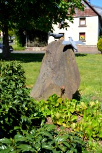 Mörlen, Stein mit Vögeln