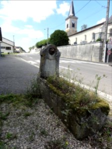 Ménil-aux-Bois (Meuse) église (06) et fontaine A
