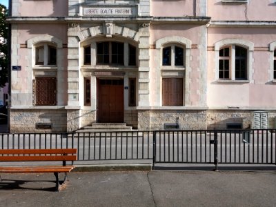 Lyon 4e - Place du Commandant Arnaud, groupe scolaire (2)