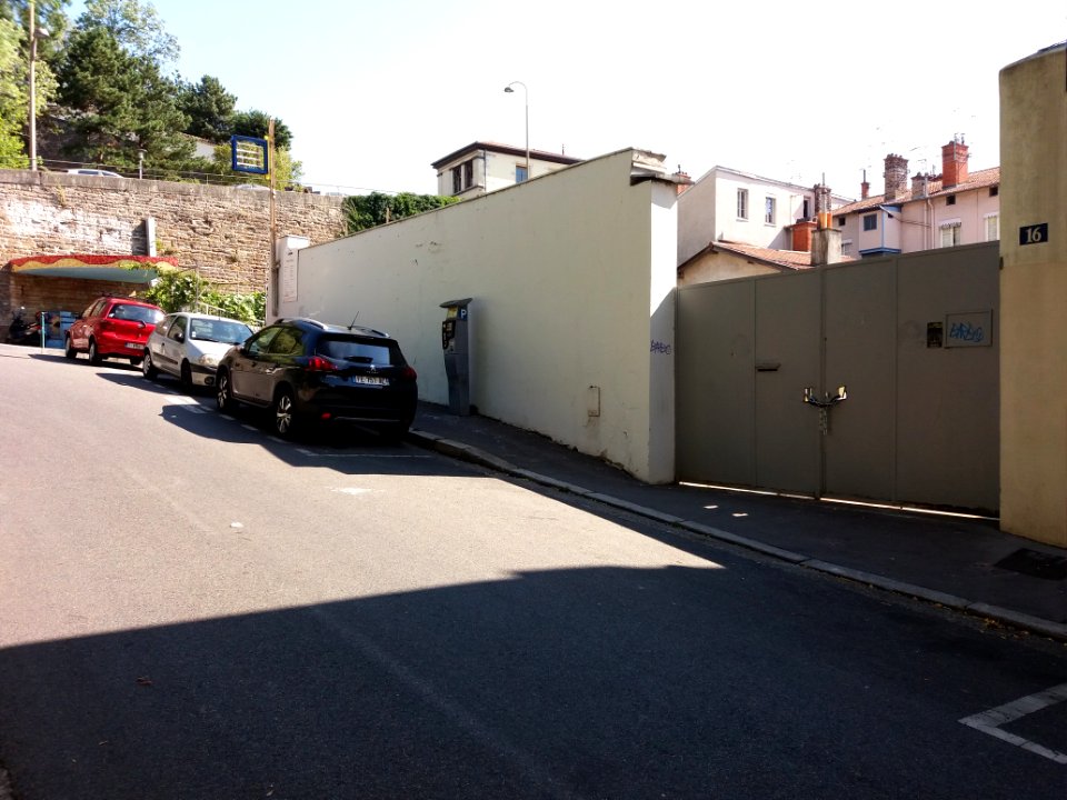 Lyon 4e - Montée Bonafous, garage à démolir, au numéro 16