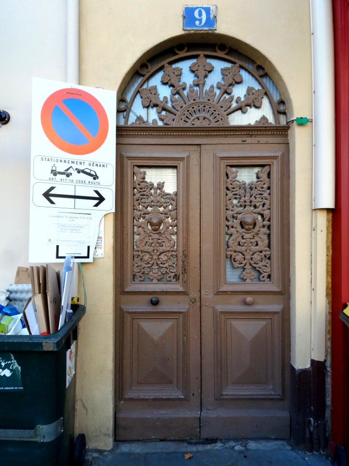 Lyon 4e - Place Tabareau, porte au numéo 9