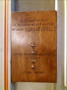 Lyon 4e - Rue Jacques-Louis Hénon - Église Saint-Denis, plaque de bois sur le baptême