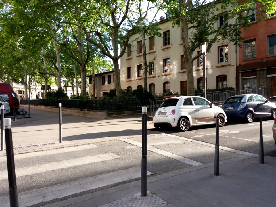 Lyon 4e - Place Georges Mattelon, depuis la rue Richan