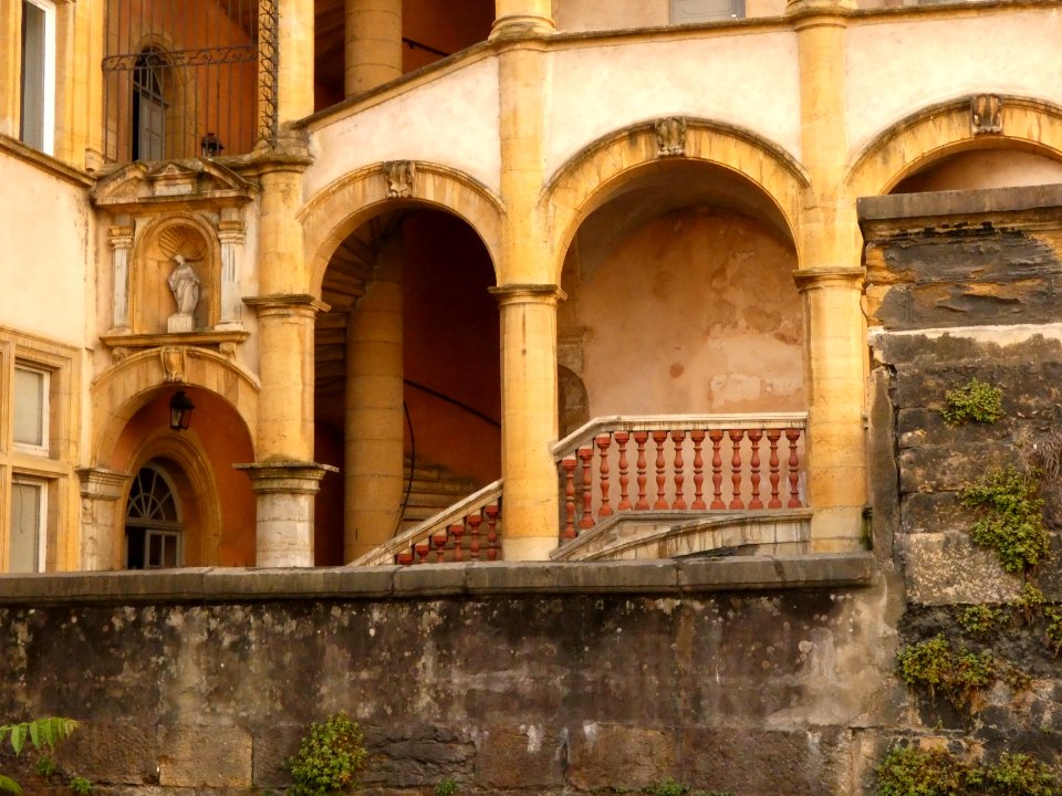 Lyon 5e - Montée Saint Barthélémy - Maison Henri IV - Escalier et Vierge