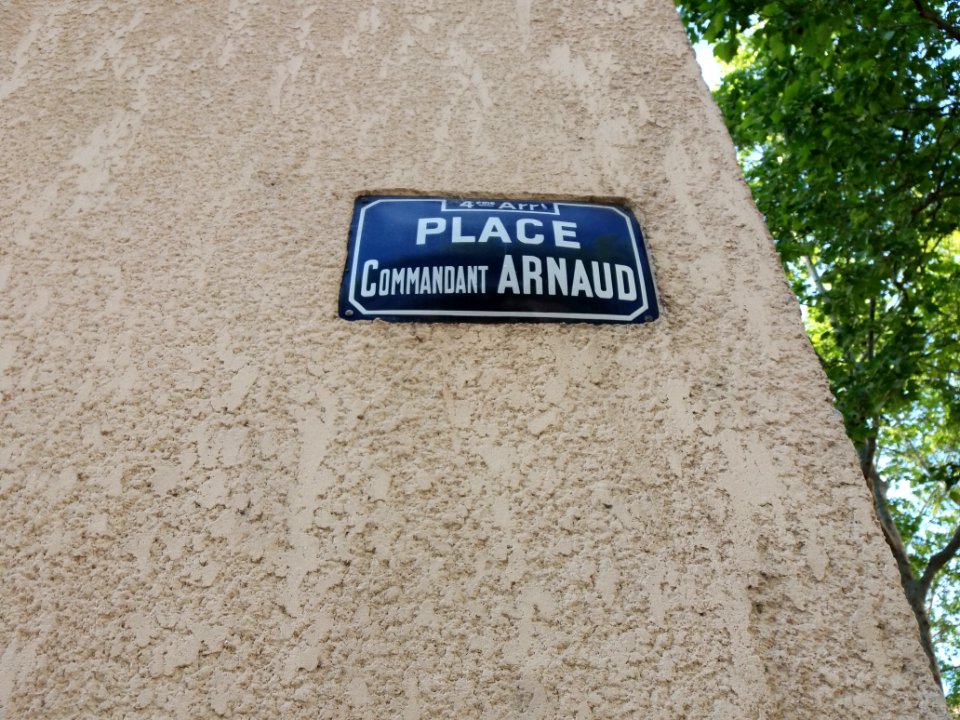 Lyon 4e - Place du Commandant Arnaud, plaque