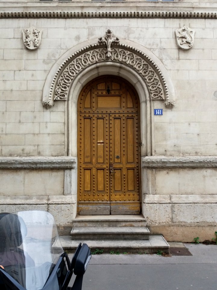 Lyon 3e - Rue Pierre Corneille - Une porte de l'église de l'Immaculée Conception