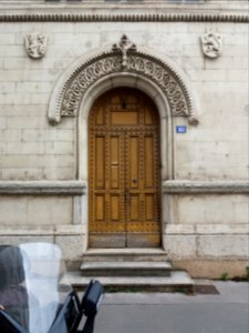 Lyon 3e - Rue Pierre Corneille - Une porte de l'église de l'Immaculée Conception