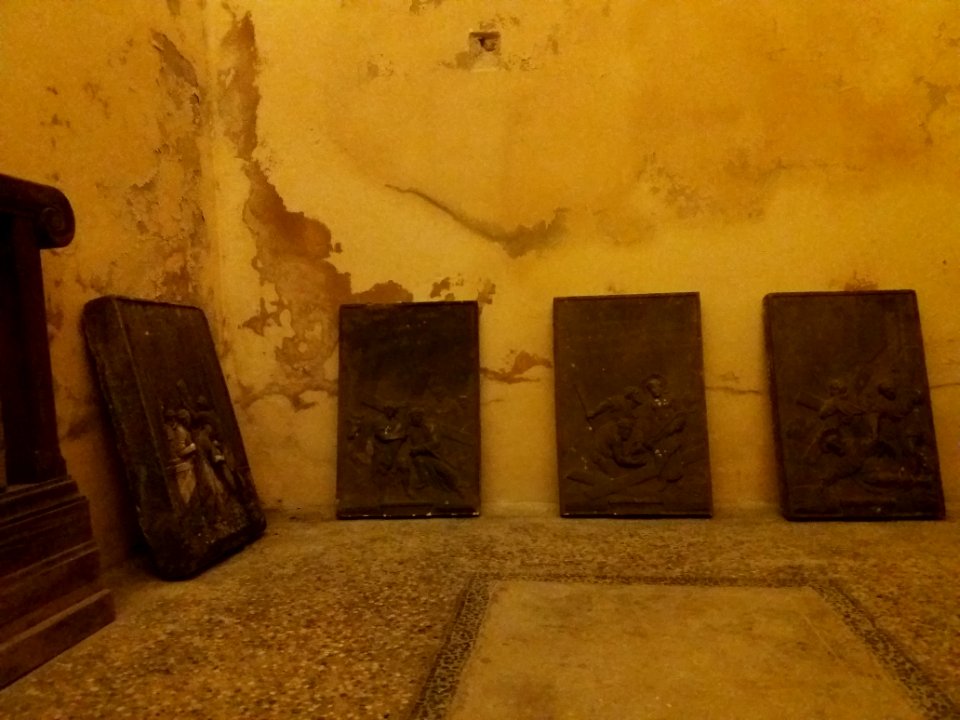 Lyon 5e - Église Saint Irénée, plaques de chemin de croix dans le reclusoir de Demoiselle Marguerite (2)