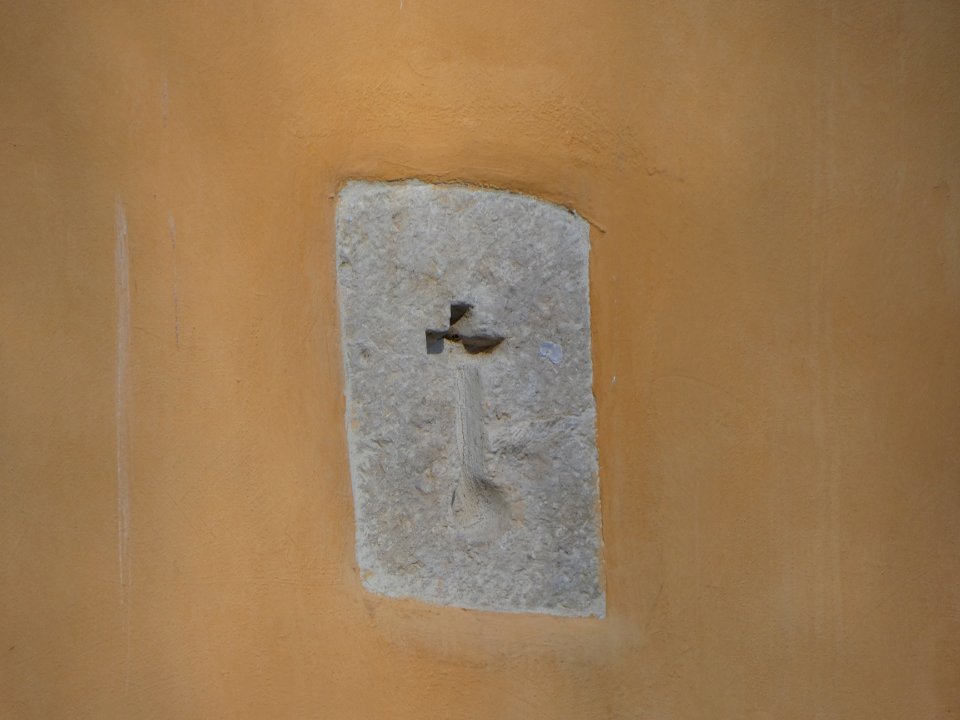 Lyon 9e - Rue des Rivières - Château de Rochecardon - Croix sculptée dans la façade