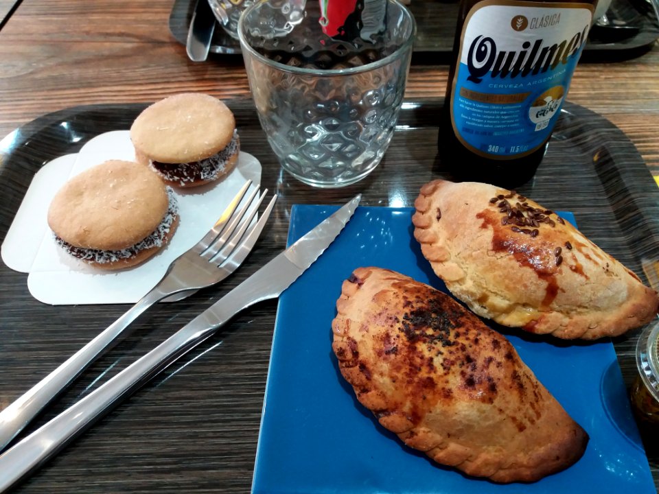 Lyon 3e - Rue Paul Bert - Muchacha, deux empanadas accompagnées par deux alfajors