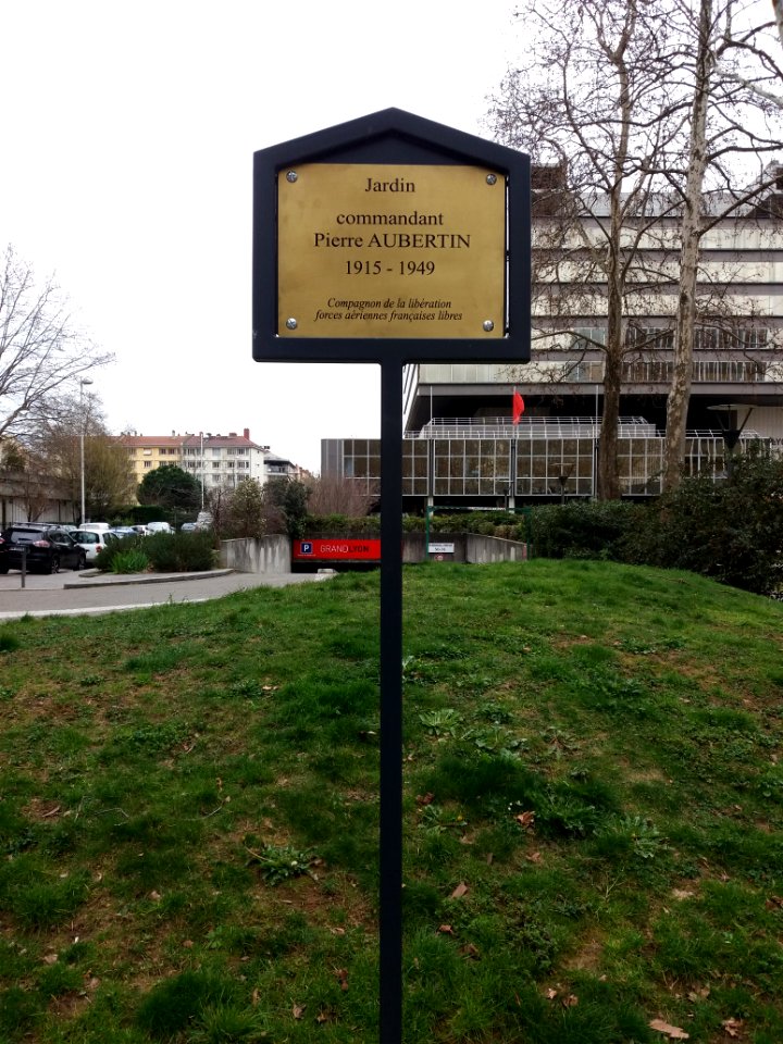 Lyon 3e - Place du Lac, jardin commandant Pierre Aubertin, plaque