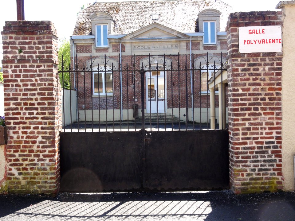 Mézières-sur-Oise (Aisne) salle polyvalente, ancienne école des filles
