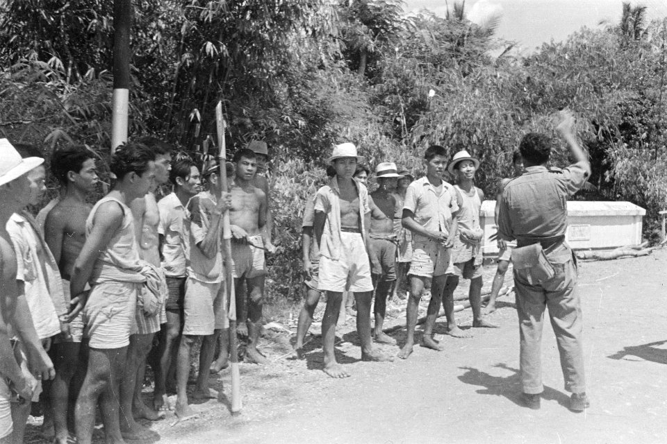 Madjalengka De KNIL-sergeant Dias houdt in het Soedanees een toespraak tot de b, Bestanddeelnr 332-6-5