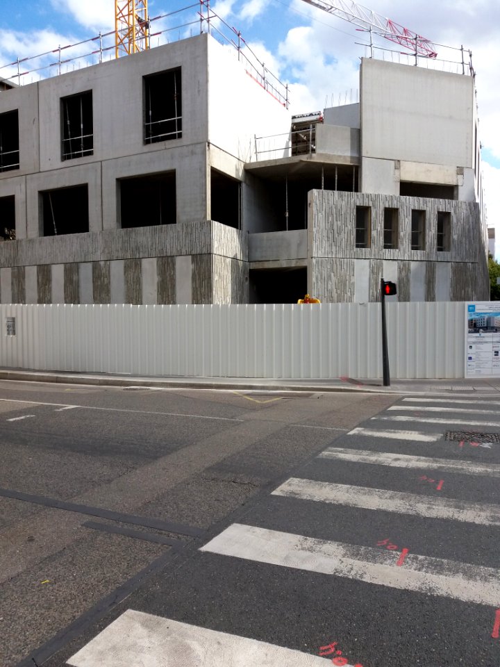 Lyon 4e - Rue de Cuire, nouvel immeuble de l'hôpital de la Croix-Rousse, à l'angle de la rue Hénon