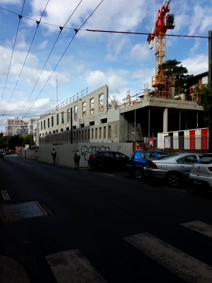Lyon 4e - Rue Hénon, immeuble à l'angle de la rue de Cuire