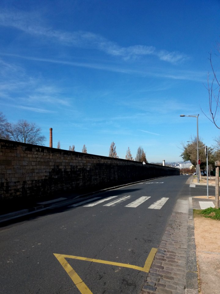 Lyon 5e - Rue Pauline-Marie Jaricot, vers le nord, le long du cimetière de Loyasse