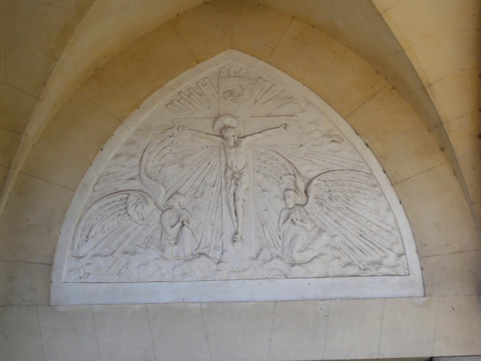 Mézières-sur-Oise (Aisne) église relief tympan
