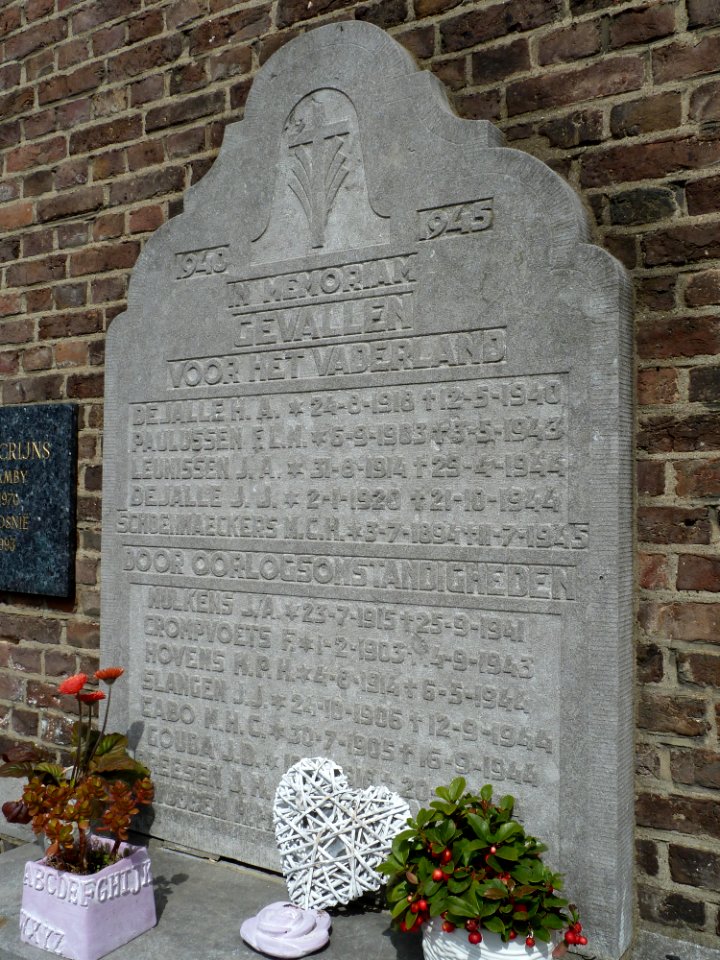 Maastricht-Amby-Monument bij de Sint-Walburgakerk (2)