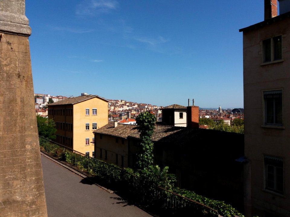 Lyon 5e - Montée Saint Barthélémy - Aux Lazaristes, vue sur Lyon, vers le nord-est (1)