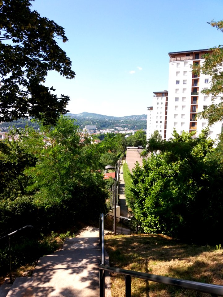 Lyon 9e - Rue de la Carrière vue depuis l'allée du 80 montée de l'Observance