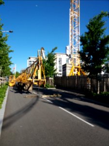 Lyon 7e - Rue des Girondins, installation d'une grue plaque Antoinette Fouque, suite (2)