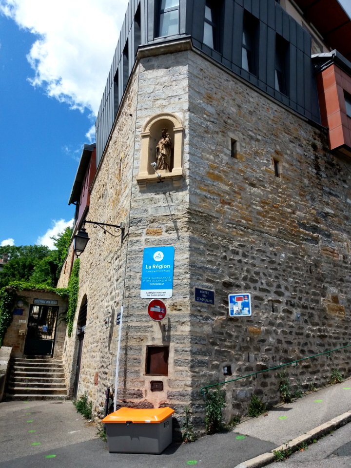 Lyon 5e - Montée Saint Laurent, lycée Don Bosco, à l'angle de la montée des Génovéfrains