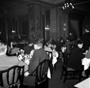 Mensen zitten te eten in restaurant Wivex waar een autoshow wordt gehouden, Bestanddeelnr 252-9164