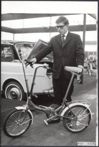 Mensen op fietsen met name vouwfietsen. Man met vouwfiets, Bestanddeelnr 046-0449