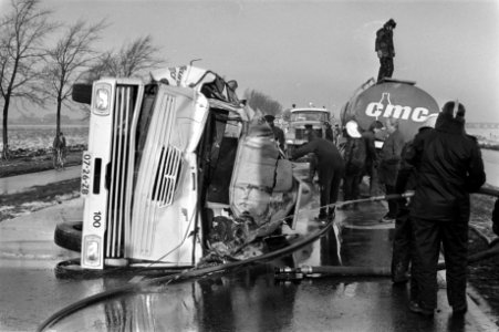 Melkauto geslipt en frontaal in botsing vrachtwagen, ravage omdat melk uit auto , Bestanddeelnr 931-8545