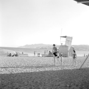Mensen op het strand bij Eilat met zicht op de Golf van Akaba en de haven van Ei, Bestanddeelnr 255-3595