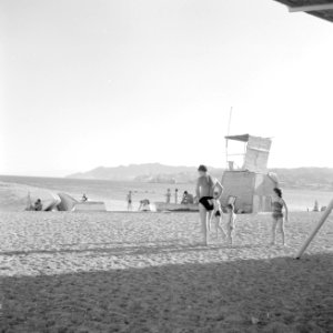 Mensen op het strand bij Eilat met zicht op de Golf van Akaba en de haven van Ei, Bestanddeelnr 255-3595 photo