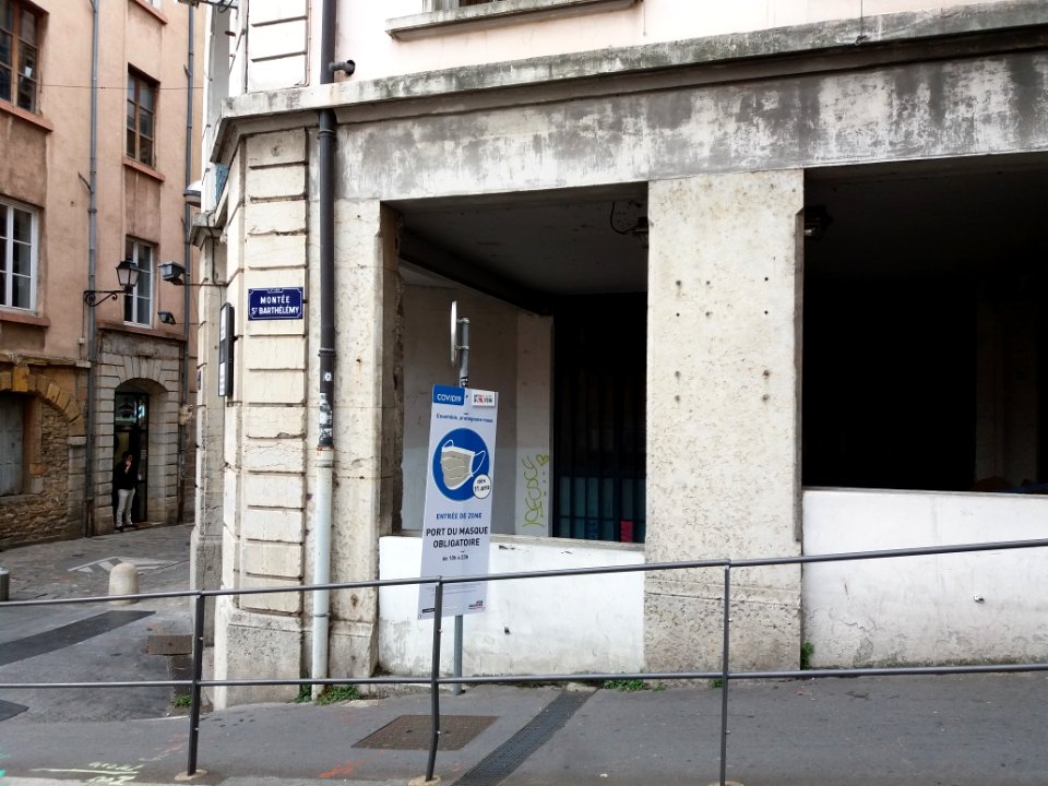 Lyon 5e - Montée Saint Barthélémy - Panneau Covid-19 - Entrée de zone de port du masque obligatoire
