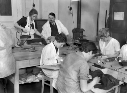 Meisjes aan het naaien op de modevakschool in München, Bestanddeelnr 190-1368
