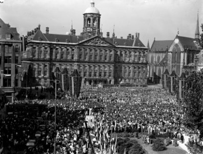 Mensenmassa op De Dam, tijdens een Aubade door 19000 zangers, zangeressen en sch, Bestanddeelnr 900-0031
