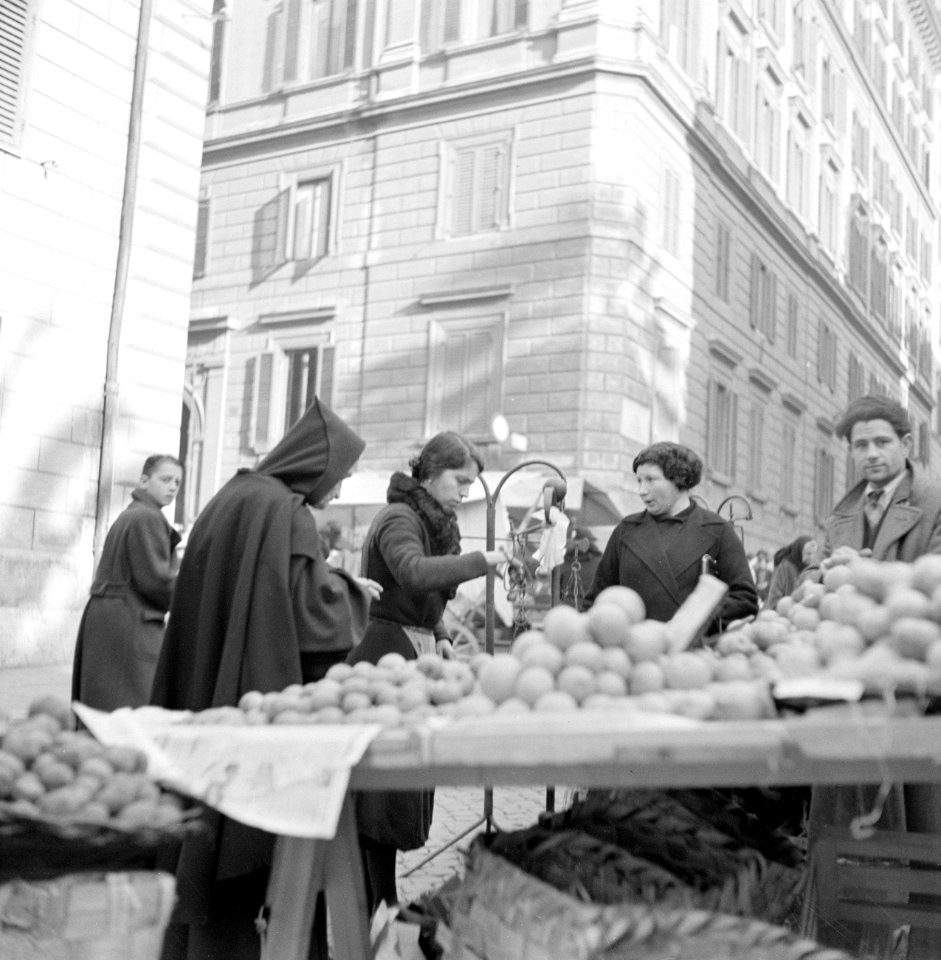 Mensen op de markt bij een fruitkraam met vooraan een monnik die sinaasappels ko, Bestanddeelnr 254-5510