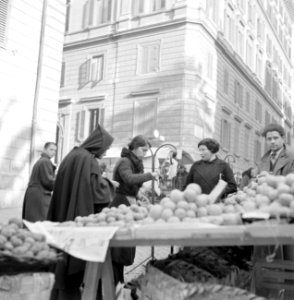 Mensen op de markt bij een fruitkraam met vooraan een monnik die sinaasappels ko, Bestanddeelnr 254-5510