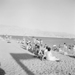 Mensen op het strand bij Eilat met zicht op de Golf van Akaba en het aangrenzend, Bestanddeelnr 255-3592