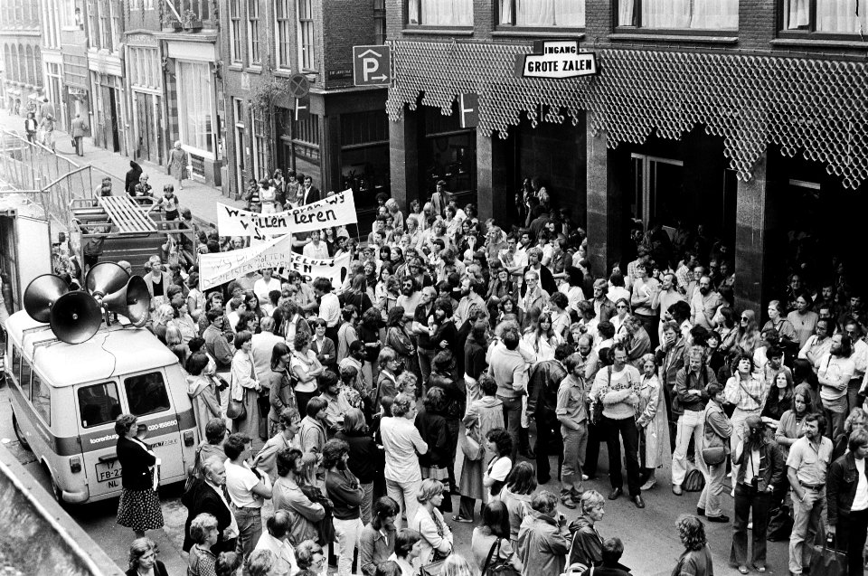 Mensen volgen buiten, door middel van luidsprekers, de vergadering, Bestanddeelnr 930-2983