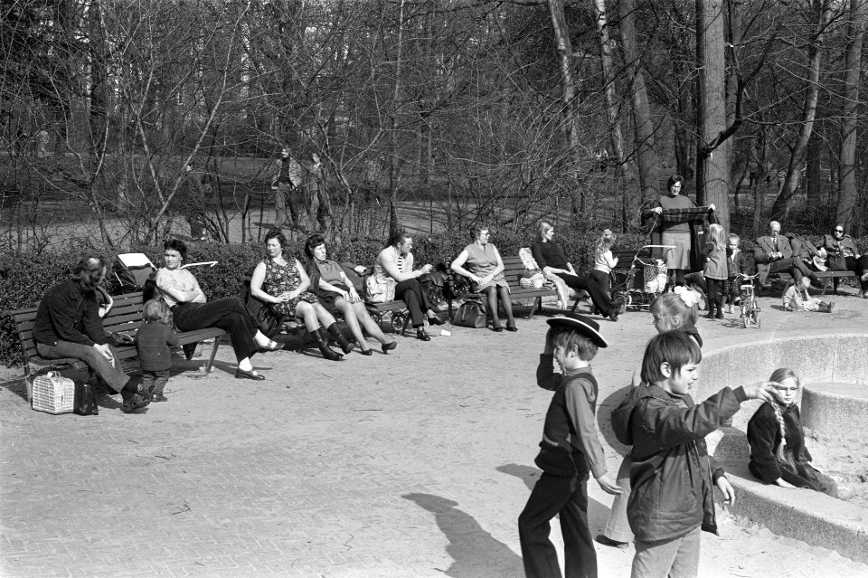 Mensen op bankje in de zon in Vondelpark, Bestanddeelnr 925-4571
