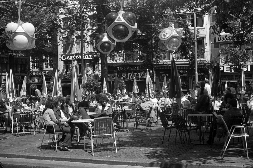 Mensen op terras op Leidseplein, Amsterdam, Bestanddeelnr 925-7288