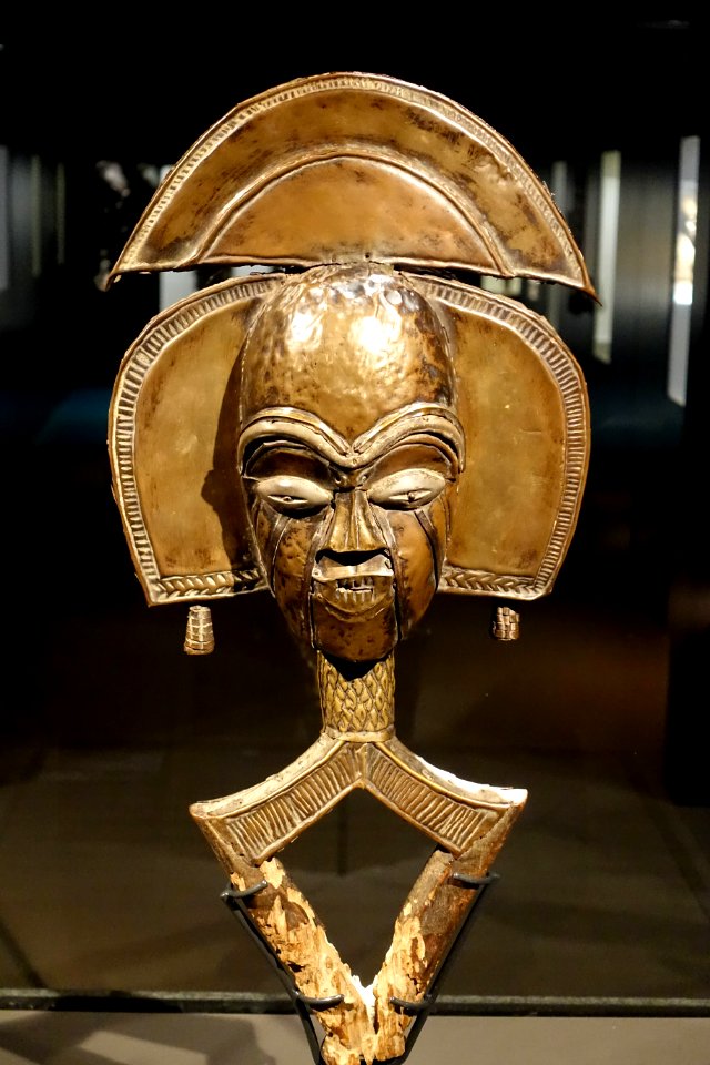 Mbulu viti reliquary figure, Gabon or Congo Republic, Mindassa or Bawumbu, 19th or 20th century AD, wood, brass, copper - Ethnological Museum, Berlin - DSC02235