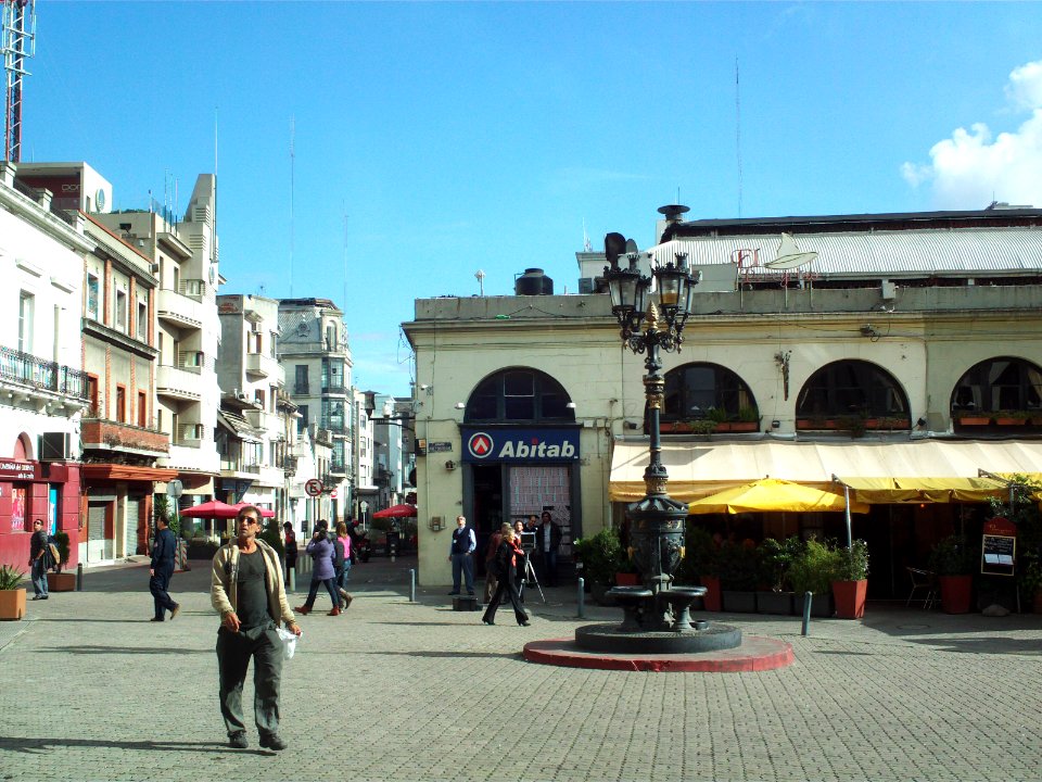 Mercado del Puerto and lamp post fountain