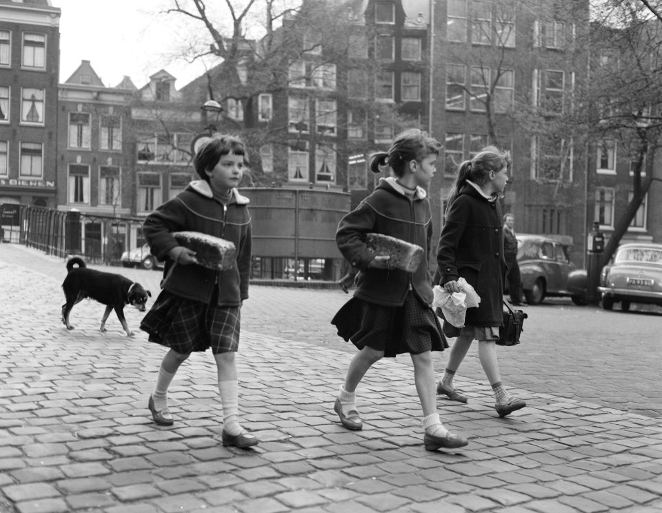 Meisjes met paasbroden Amsterdam aangetast, Bestanddeelnr 908-5104