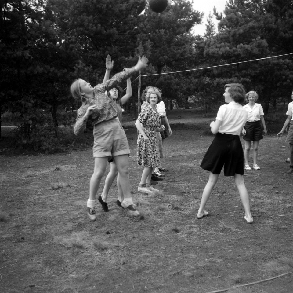 Meisjes spelen volleybal, Bestanddeelnr 904-0969