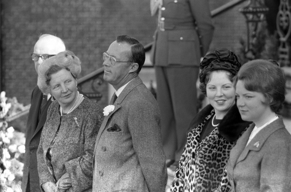 Manifestatie in verband met 12,5 jarig regeringsjubileum van H. M. . Op het bord, Bestanddeelnr 912-1905