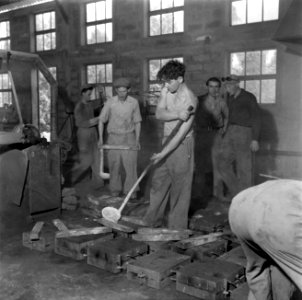 Mannen aan het werk in de bronsgieterij van kibboets Kiwath Brenner in het midd, Bestanddeelnr 255-0586