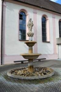 Merzhausen, Brunnen vor St. Gallus