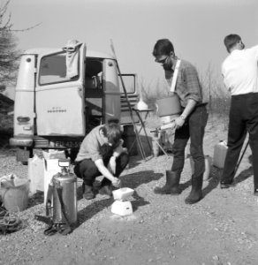 Mannen, auto's, jerrycans, tafels, emmers, weegschalen, Bestanddeelnr 253-6142