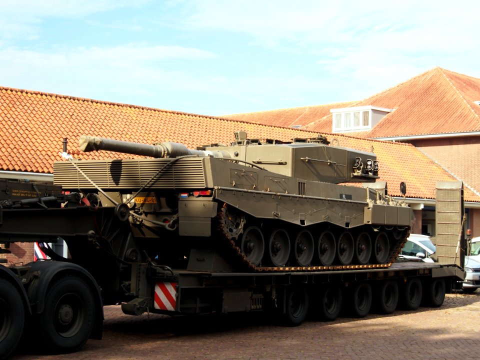 Mercedes 2648, Leopard 2A4 Dutch army KU-84-01 on trailer pic4