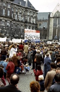 Manifestatie voor een ander sociaal economisch beleid, op de Dam in Amsterdam d, Bestanddeelnr 253-8606